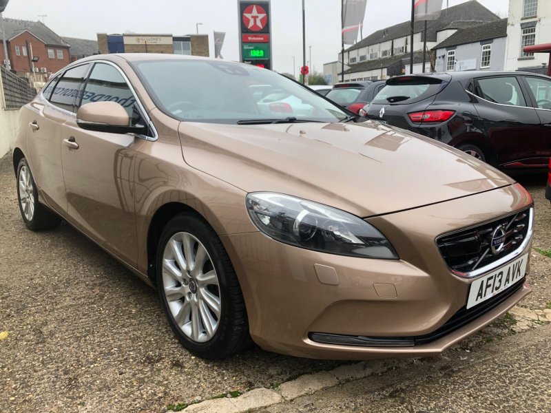 VOLVO V40