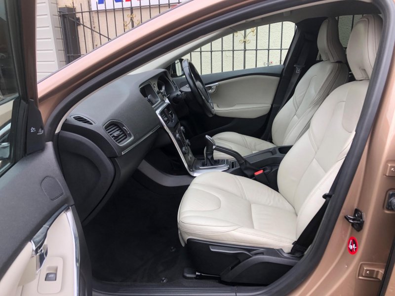 VOLVO V40