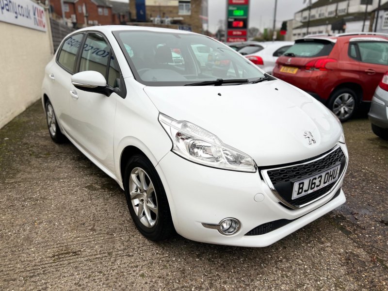 PEUGEOT 208