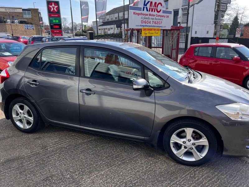 TOYOTA AURIS