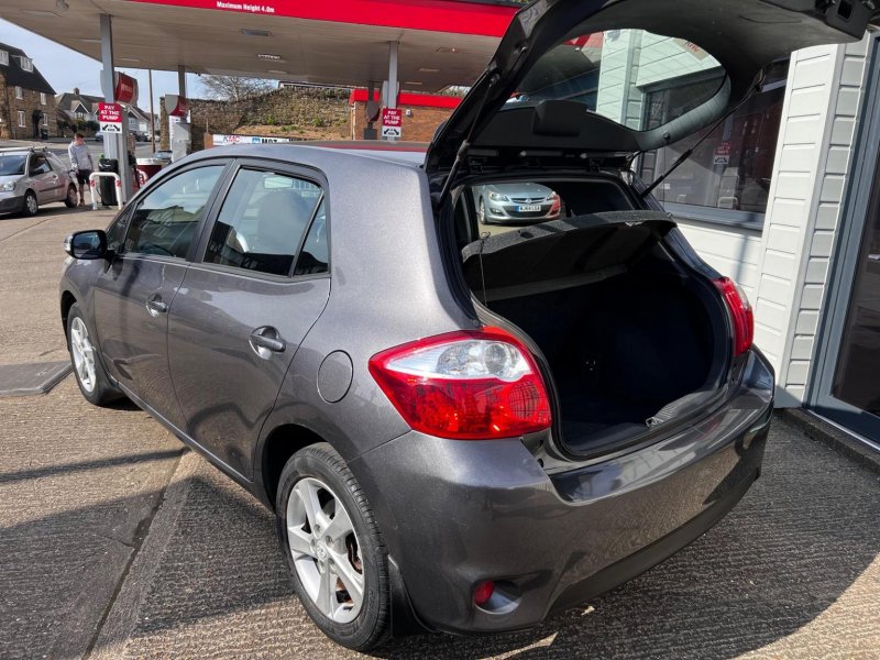 TOYOTA AURIS