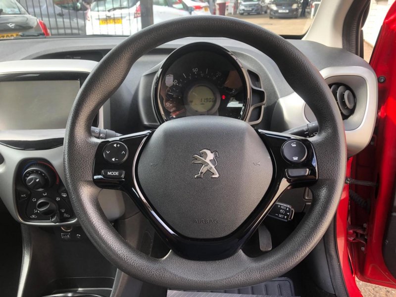 PEUGEOT 108