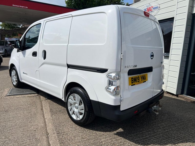 NISSAN E-NV200